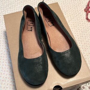 fs/ny size 8 flats Italian leather forest green